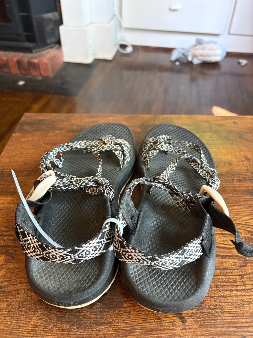 Chaco Women's Black & White Woven Strap Sandals Size 7 - Picture 8 of 8